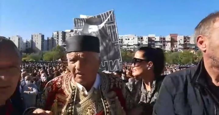“KO JE NA NJIH KRENUO, NIJE SLAVNO ZAVRŠIO” Ovo je pleme koje je PJEŠKE došlo na sahranu Amfilohija (FOTO)