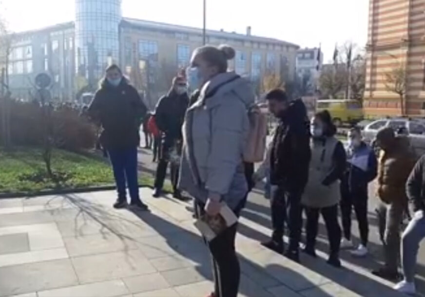 PROTEST U BRČKOM ZBOG NOVIH MJERA "Konobari ne prenose zarazu, želimo da radimo" (VIDEO)