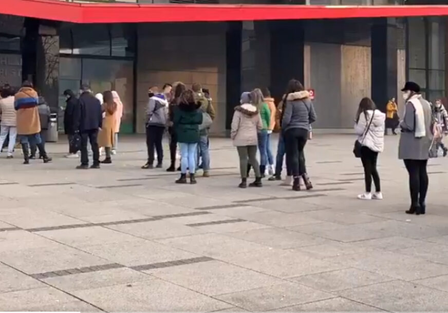 "CRNI PETAK" DIGAO I POLICIJU NA NOGE Tržni centar u Sarajevu kažnjen sa 3.500 KM, ostao otvoren samo jedan ulaz