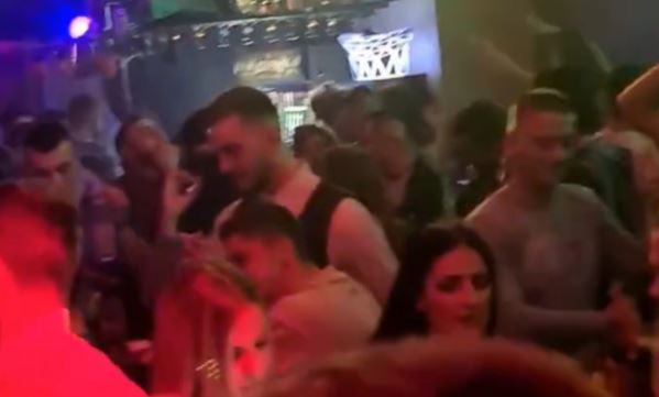 BEZ MASKI I DISTANCE U PROVOD U sarajevskom klubu se lumpuje UPRKOS ZABRANAMA (VIDEO)