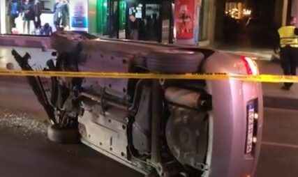 TEŠKA NESREĆA U SARAJEVU Automobil se prevrtao na ulici, hospitalizovana jedna osoba (VIDEO)