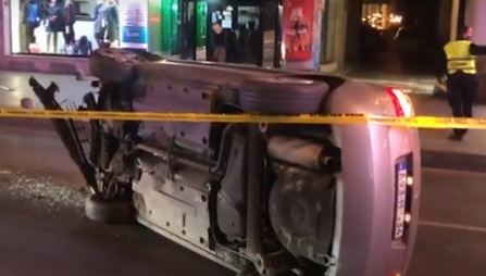 TEŠKA NESREĆA U SARAJEVU Automobil se prevrtao na ulici, hospitalizovana jedna osoba (VIDEO)