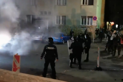 NAVIJAČI BACALI GRANITE KOCKE Povrijeđena 4 specijalca u sukobima demonstranta i policije u Ljubljani (VIDEO)