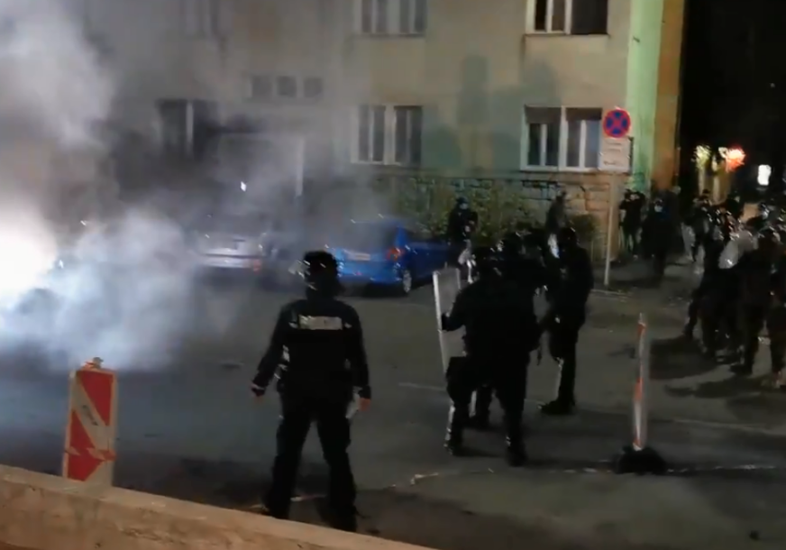 NAVIJAČI BACALI GRANITE KOCKE Povrijeđena 4 specijalca u sukobima demonstranta i policije u Ljubljani (VIDEO)