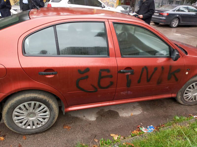 VANDALIZAM U TUZLI Osvanuo natpis "četnik" na autu predsjednika Skupštine TK (FOTO)