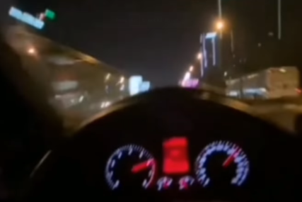 OPASNA VOŽNJA KROZ CRVENO Policija traga za vozačem koji se snimao vozeći 140 na sat (VIDEO)