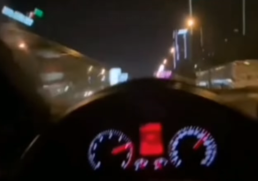 OPASNA VOŽNJA KROZ CRVENO Policija traga za vozačem koji se snimao vozeći 140 na sat (VIDEO)