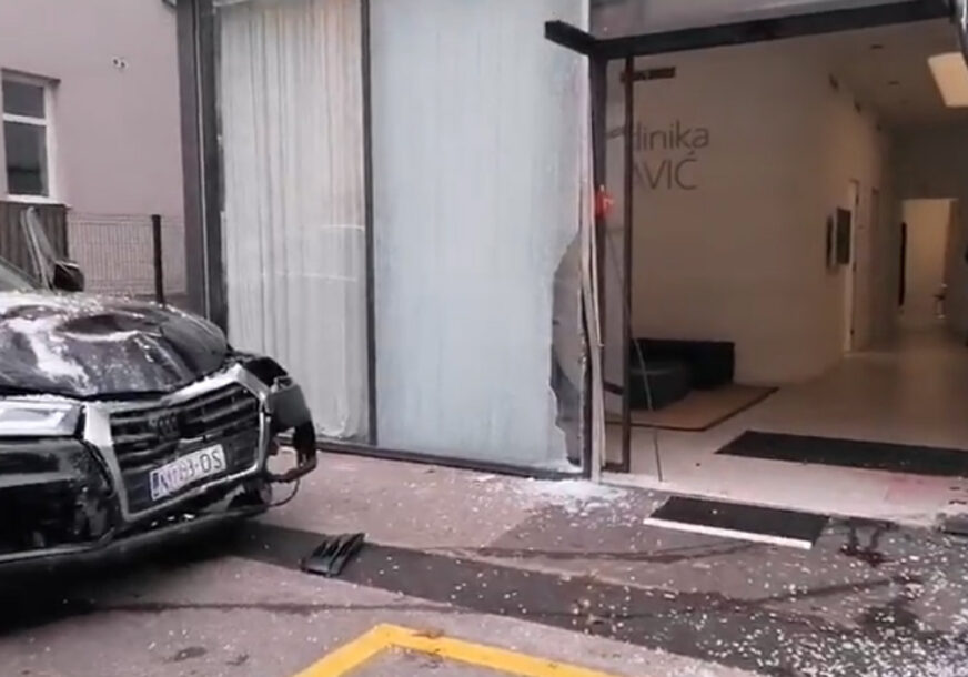 "NISAM ZNALA ŠTA ĆU!"  Žena udarila autom u polikliniku, pacijenti u šoku (VIDEO)