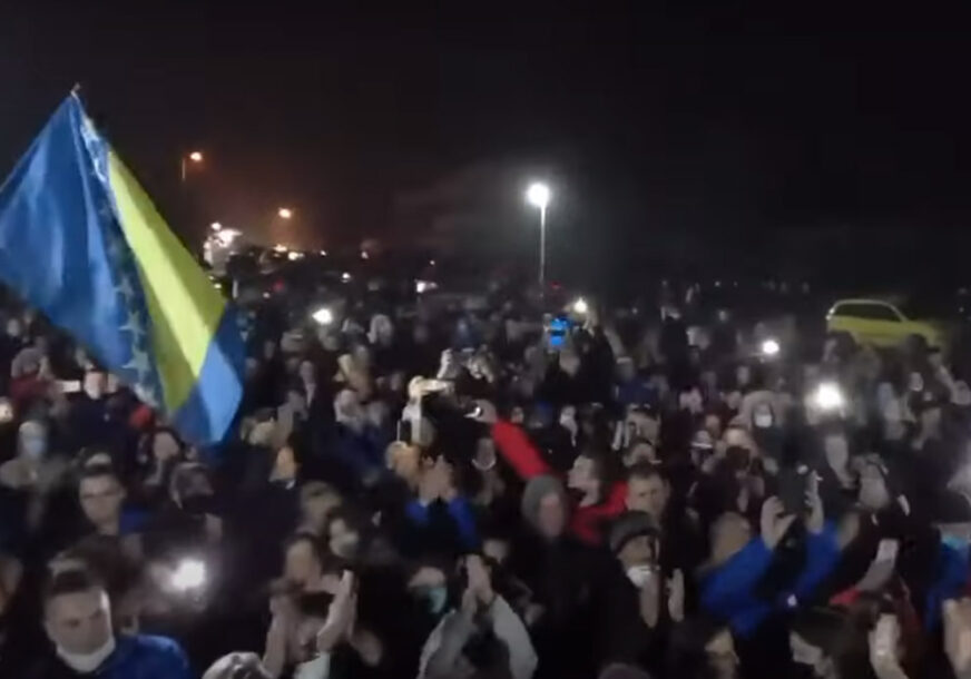 ORILO SE I "NEMA RAJA BEZ RODNOGA KRAJA"  Stotine ljudi na predizbornom skupu u Zenici (VIDEO)