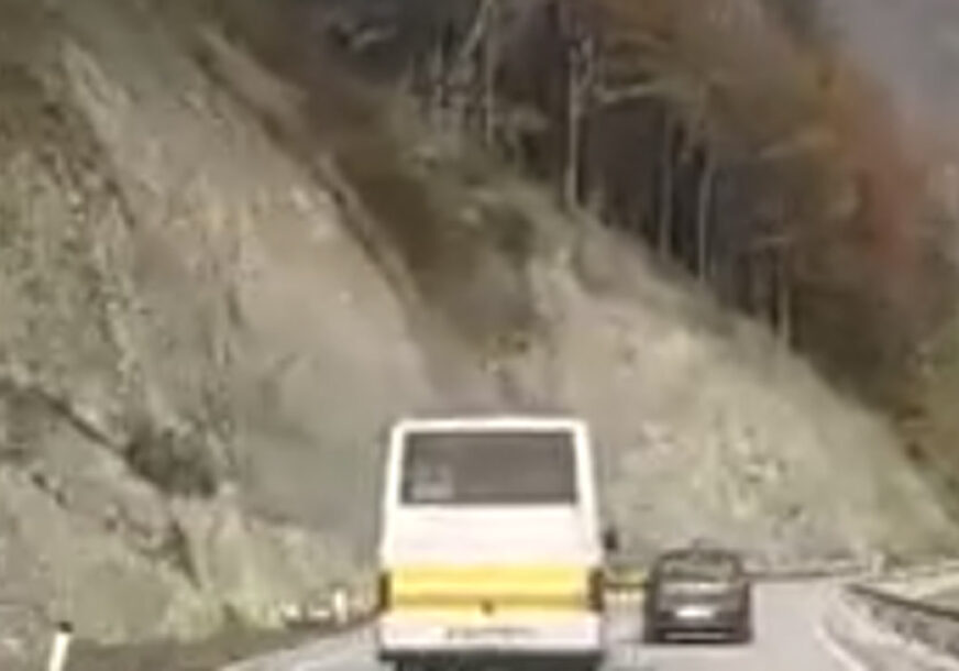 ŠTA RADI OVAJ VOZAČ? Pogledajte rizično preticanje autobusa (VIDEO)