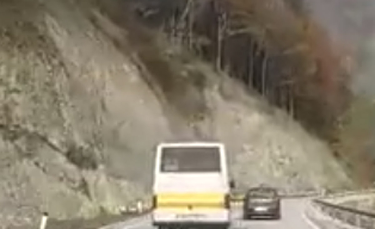 ŠTA RADI OVAJ VOZAČ? Pogledajte rizično preticanje autobusa (VIDEO) - Srpskainfo