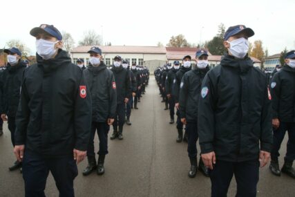 POČELA OBUKA ZA 350 NOVIH KADETA Budući policajci potpisali ugovore sa MUP RS (FOTO)