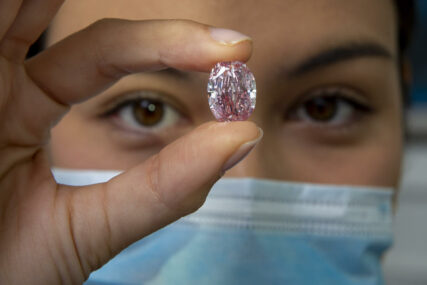 “DUH RUŽE” Rijedak ružičasti dijamant prodat za 26,6 MILIONA DOLARA
