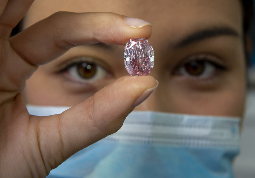 “DUH RUŽE” Rijedak ružičasti dijamant prodat za 26,6 MILIONA DOLARA