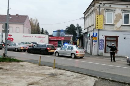 KLIZAVI KOLOVOZI Kolona vozila čeka u Brodu, pojačan saobraćaj na izlazu iz BiH