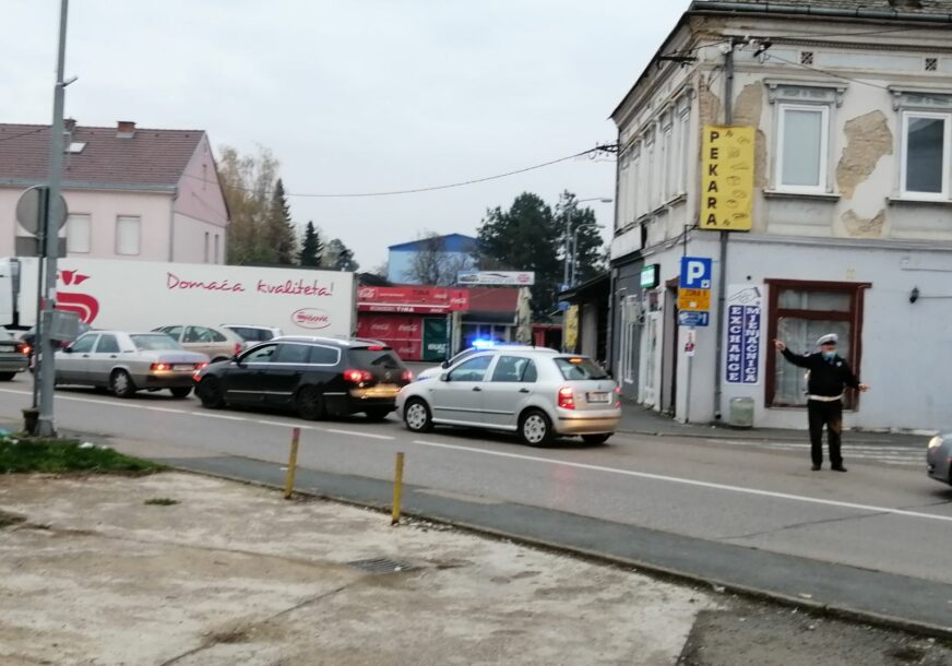 KLIZAVI KOLOVOZI Kolona vozila čeka u Brodu, pojačan saobraćaj na izlazu iz BiH