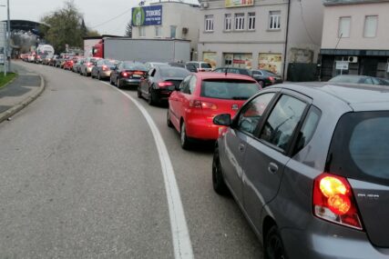 Ukoliko putujete IMAJTE STRPLJENJA: Kolone vozila na granici sa Hrvatskom i Crnom Gorom