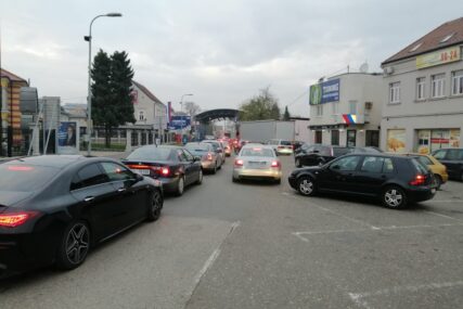 U jeku sezone godišnjih odmora: Pojačana frekvencija vozila u Gradiški i Brodu