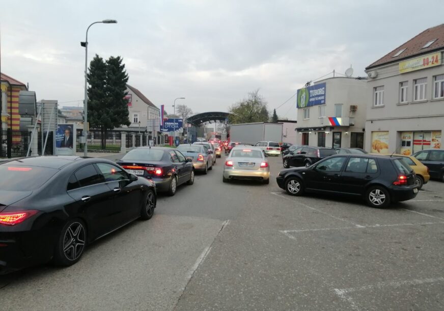 Počela sezona godišnjih odmora: Pojačana frekvencija saobraćaja u Gradiški i Brodu