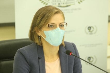 Doktor Jela Aćimović za SRPSKAINFO: Virus nije oslabio, sve više oboljelih ima TEŠKU KLINIČKU SLIKU