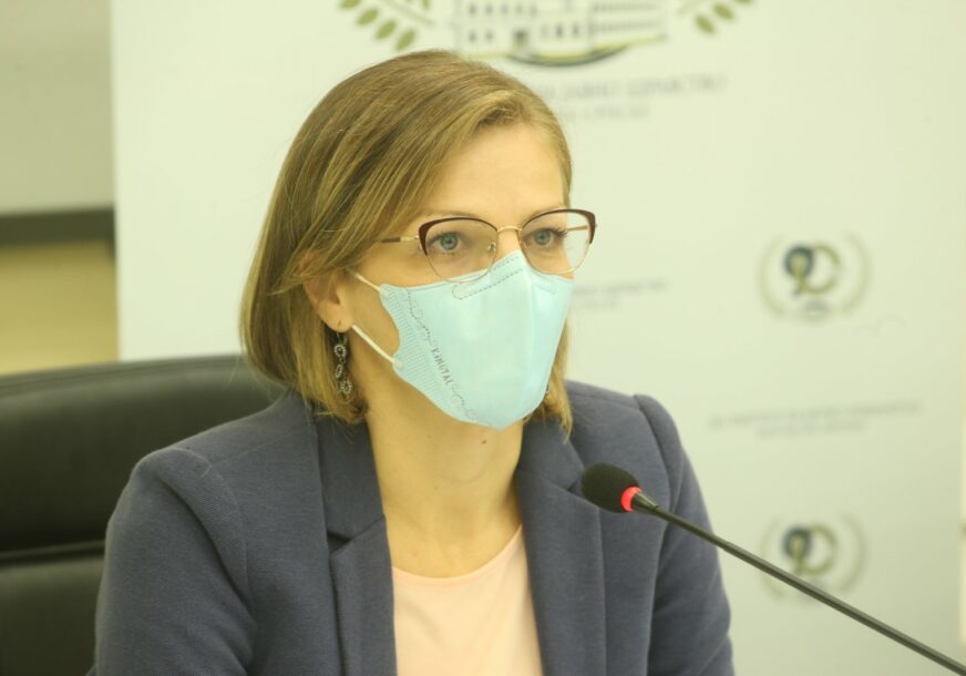 Doktor Jela Aćimović za SRPSKAINFO: Virus nije oslabio, sve više oboljelih ima TEŠKU KLINIČKU SLIKU
