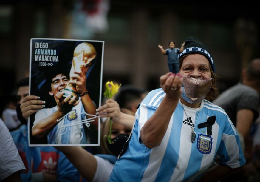 SUZE I MOLITVE Milioni Argentinaca žele da odaju počast Maradoni (VIDEO)