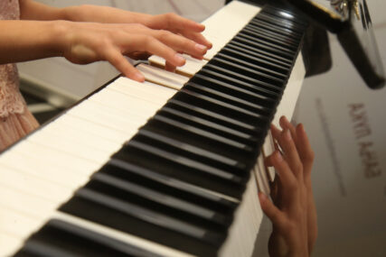 MUZIKA ZDRAVA ZA MOZAK Sviranje klavira smanjuje stres i depresiju