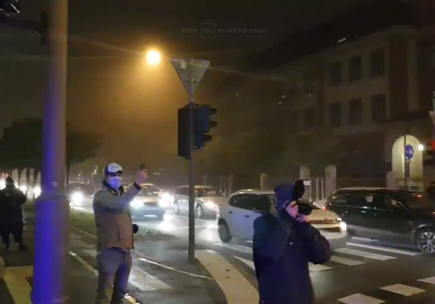 OGORČENI ZBOG MJERA Auto-protest građana u Ljubljani (VIDEO)