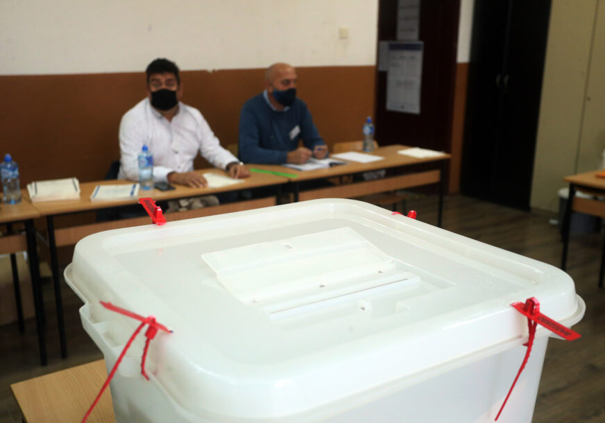 UOČENE NEPRAVILNOSTI Glasove ponovo broje na šest biračkih mjesta u Foči
