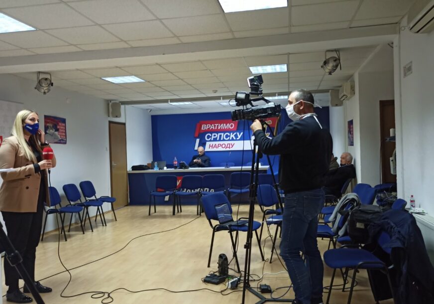 MIRNA ATMOSFERA U Gradskom odboru SDS Banjaluka čeka se obraćanje rukovodstva stranke