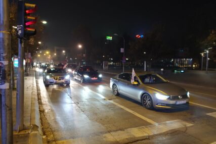 PDP SLAVI POBJEDU Kolona automobila u centru Banjaluke u znak podrške Stanivukoviću (VIDEO)
