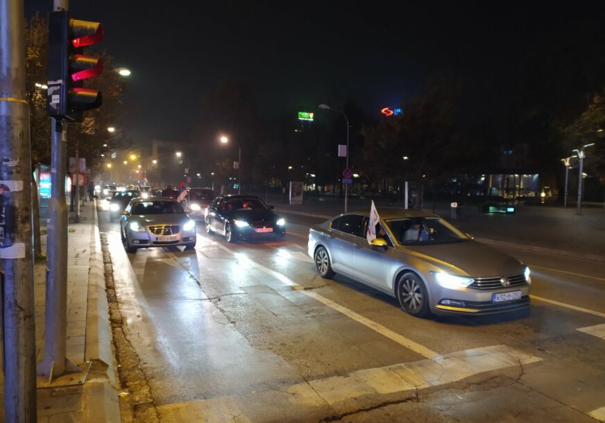 PDP SLAVI POBJEDU Kolona automobila u centru Banjaluke u znak podrške Stanivukoviću (VIDEO)
