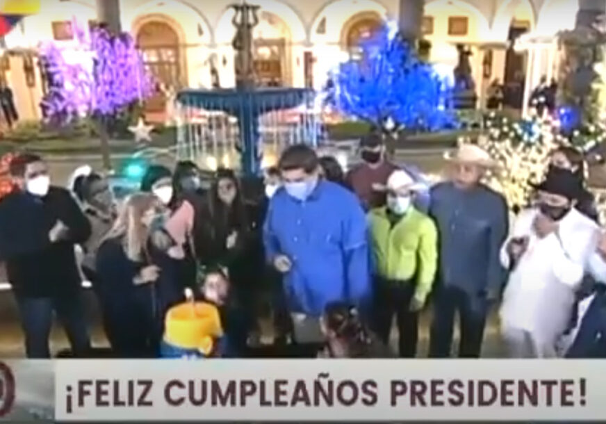 PREDSJEDNIK VENECUELE TESTIRAO MASKU Pokušao da ugasi svjećice na rođendanskoj torti (VIDEO)