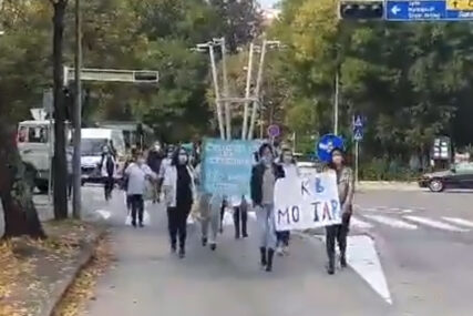 "VLASTI NAŠE ZAHTJEVE IGNORIŠU" Protest zdravstvenih radnika u Mostaru (VIDEO)