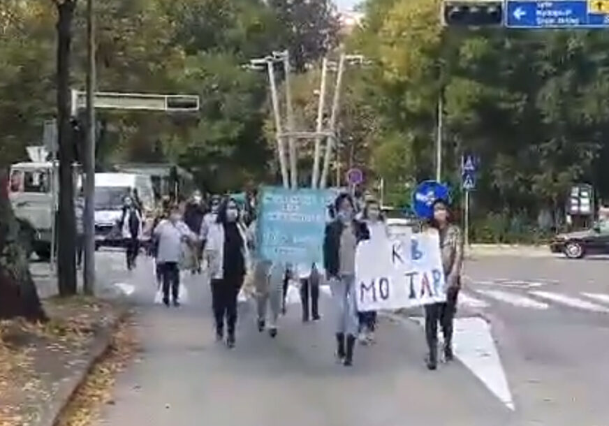 "VLASTI NAŠE ZAHTJEVE IGNORIŠU" Protest zdravstvenih radnika u Mostaru (VIDEO)