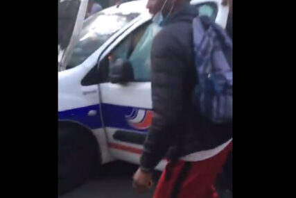 ĐACI NAPALI POLICIJU Šokantni snimak iz Pariza (VIDEO)