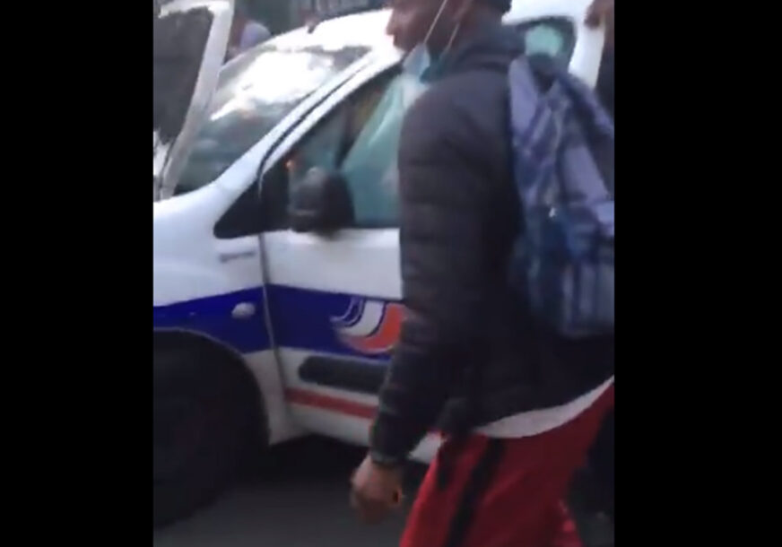 ĐACI NAPALI POLICIJU Šokantni snimak iz Pariza (VIDEO)