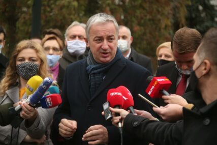 "Kritikujete nas iz politike za svaku grešku i glasno tražite svoja prava" Borenović kaže da je SLOBODA MEDIJA jedan od pokazatelja snage demokratske države