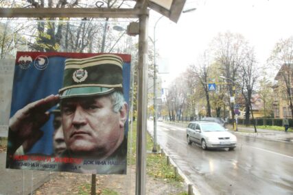 OBLIJEPILI AUTOBUSKO STAJALIŠTE Kod parka Mladen Stojanović osvanuli plakati Ratka Mladića (FOTO)