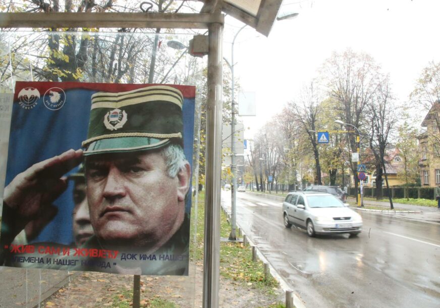 OBLIJEPILI AUTOBUSKO STAJALIŠTE Kod parka Mladen Stojanović osvanuli plakati Ratka Mladića (FOTO)