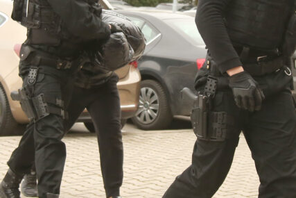 PRETRESI U ŠAMCU Policija kod dilera pronašla drogu i oružje (FOTO)