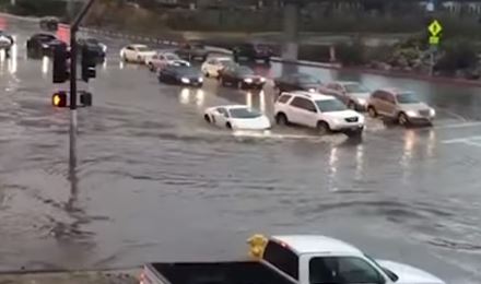 MNOGI SU OSTALI IMPRESIONIRANI Većina automobila ostala poplavljena, ali jednom voda nije bila smetnja (VIDEO)