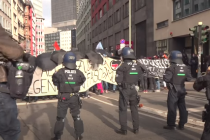 POLICIJA UPOTRIJEBILA VODENI TOP Pogledajte protest protiv restriktivnih  mjera u Frankfurtu (VIDEO)