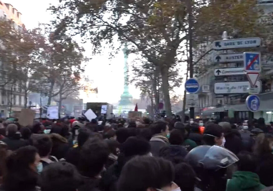 BIJES ZBOG BRUTALNOSTI POLICIJE Demonstranti na ulicama Pariza, lete kamenice i suzavac (VIDEO)