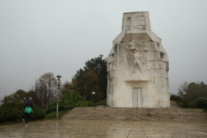 Tek mu je 60 godina, a propada: Pri gradnji spomenika palim partizanima u Banjaluci jedan faktor je zanemaren (FOTO)