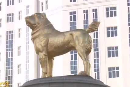 PRIZNANJE ODANOJ ŽIVOTINJI Predsjednik  posvetio šest metara visok kip omiljenom psu (VIDEO)