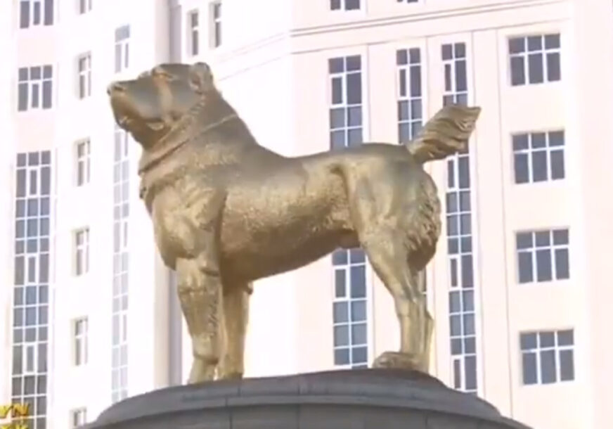 PRIZNANJE ODANOJ ŽIVOTINJI Predsjednik  posvetio šest metara visok kip omiljenom psu (VIDEO)