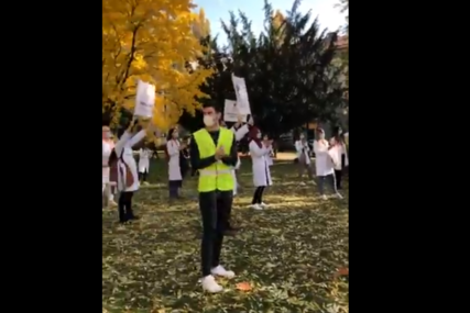 "KO ĆE SUTRA DA NAS LIJEČI?" Protest studenata Medicinskog fakulteta u Sarajevu (VIDEO)