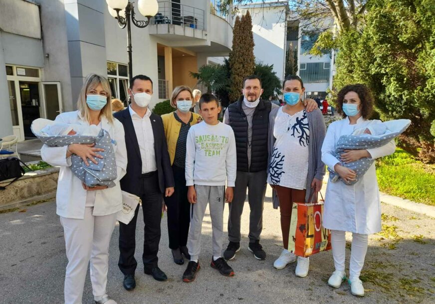 ČESTITKE ZA VALENTINU I VIKTORIJU Bliznakinje u najbrojnijoj trebinjskoj porodici gradonačelnik DAROVAO ZLATNIKOM