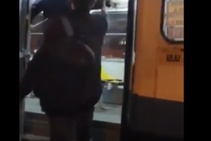 POBJEGLI PRIJE DOLASKA POLICIJE Potukli se putnici u tramvaju, učestvovali i migranti (VIDEO)